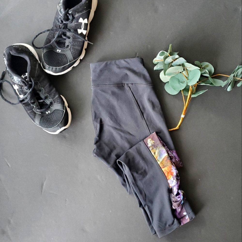 Black and floral details Capri workout leggings